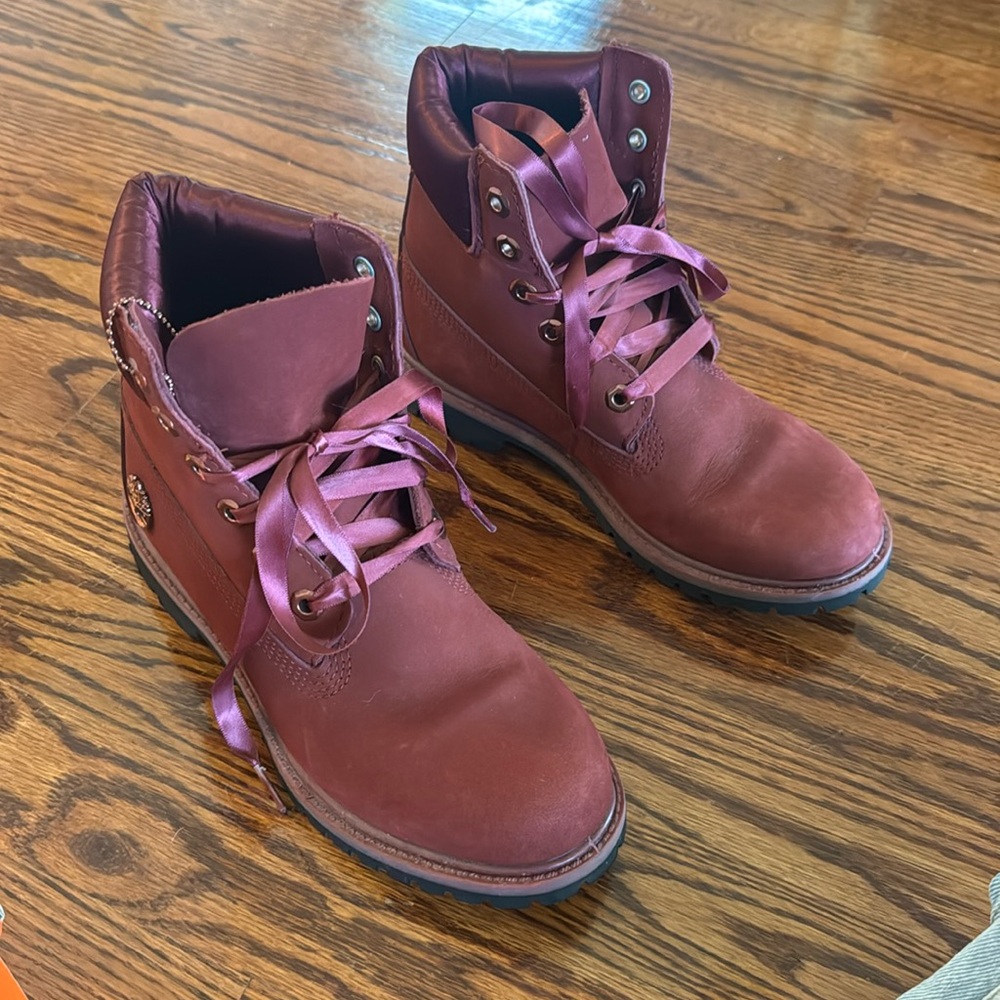 Maroon Timberland boots with satin laces and heel detail